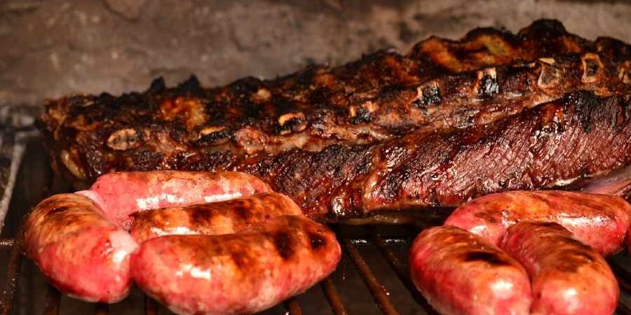 Famiglia che si diverte con attività all'aperto in estate